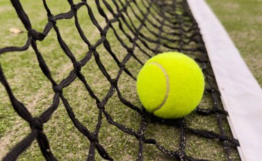 Tenis kortunda tenis topları. Yüksek kalite fotoğraf