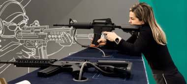 Kadın atış poligonunun dışındaki hedeflere nişan alıyor. Yüksek kalite fotoğraf