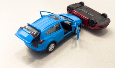 Beyaz arka planda iki oyuncak araba kazası, kaza, trafik kazası. Üst Manzara. Yüksek kalite fotoğraf