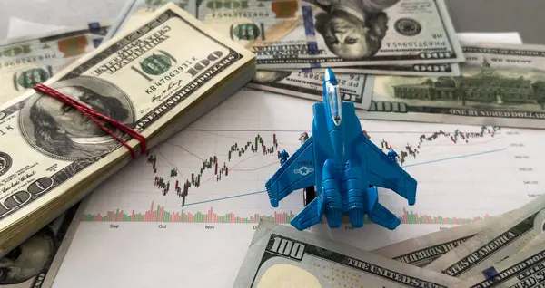 Askeri oyuncak uçak jeti, dolar ve haritalar. Yüksek kalite fotoğraf