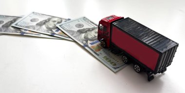 Dolar banknotları, bir karavan, çevrimiçi alışveriş veya perakende e-ticaret, ecommerce konsepti olarak adlandırılan şeyleri satın almak için çok para harcayan ve zaman harcayan bir karavan. Yüksek kalite fotoğraf