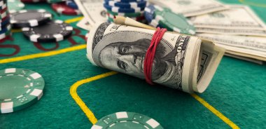 Kumarhane fişleri ve yeşil bir keçeye istiflenmiş zarlar. Yüksek kalite fotoğraf