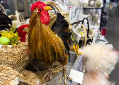 Bayram eşyası arayanlar için raflarda renkli Paskalya süslemeleri. Yüksek kalite fotoğraf