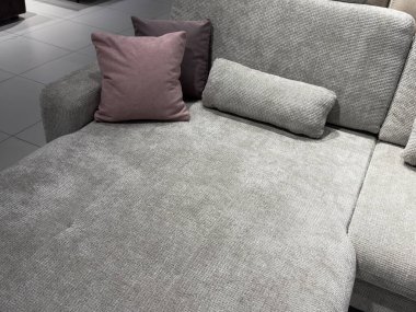 Küçük minderli bej bir kanepe. Yüksek kalite fotoğraf