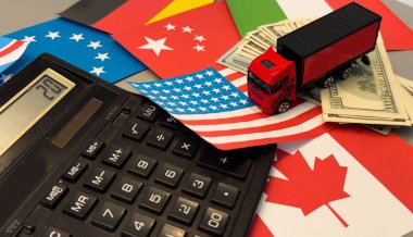 ABD ve Avrupa Birliği 'nin oyuncak arabaları ve bayrakları. Yüksek kalite fotoğraf