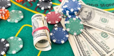 Kumarhane fişleri ve yeşil bir keçeye istiflenmiş zarlar. Yüksek kalite fotoğraf