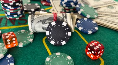 Kumarhane fişleri ve yeşil bir keçeye istiflenmiş zarlar. Yüksek kalite fotoğraf