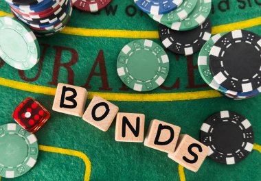 Zarların yanında harf tahvilleri ve poker çipleri. Yüksek kalite fotoğraf