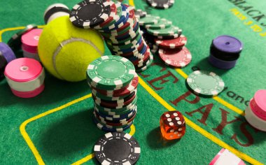  Poker fişleri, zarlar, futbol, beyzbol, basketbol, tenis topu. Kumarhane, poker, kumar, bahis, para kazanmak konsepti. Yüksek kalite fotoğraf