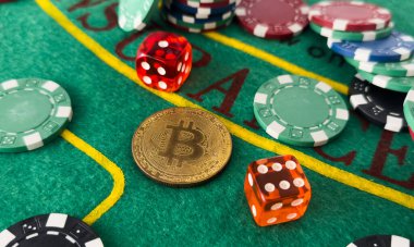 Renkli kumarhane fişleri, dolar, bitcoin ve kırmızı zarlar. Yüksek kalite fotoğraf