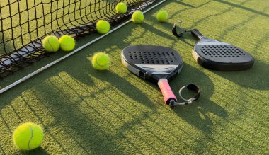 Padel tenis raketi, tenis kortu ve topları. Yüksek kalite fotoğraf