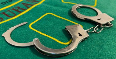 Loş bir kumar ortamında poker çiplerinin yanına kelepçelenmiş. Yüksek kalite fotoğraf