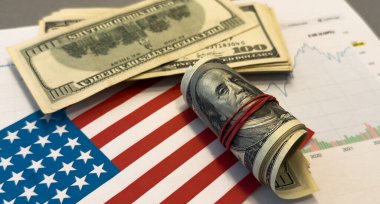 ABD 'de kriz, yükselen enflasyon, doların değer kaybı ve ekonomi. Amerikan bayrağıyla borsa ticaret grafiği zarar gördü. Amerikan ekonomisindeki durgunluğun etkisi. Yüksek kalite fotoğraf