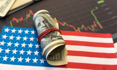 ABD 'de kriz, yükselen enflasyon, doların değer kaybı ve ekonomi. Amerikan bayrağıyla borsa ticaret grafiği zarar gördü. Amerikan ekonomisindeki durgunluğun etkisi. Yüksek kalite fotoğraf