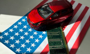 Çip Savaş Konsepti için bilgisayar çipleri üzerine ABD bayrağı. USA Global çip üreticileri. Amerika 'nın en büyük çip üreticisi ve tedarik zinciri konseptiyle anakart üzerinde mikroçip. Yüksek kalite fotoğraf