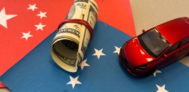 ABD ve AB bayraklarına 100 dolar. ABD ve Avrupa Birliği ticaret, gümrük, oyuncak araba modeli. Yüksek kalite fotoğraf