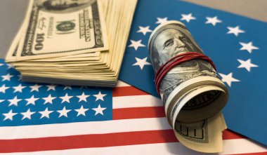 Amerika Birleşik Devletleri bayrağıyla ithalat ticaret vergileri konsepti artırıyor. Ticaret savaşları. Avrupa Birliği bayrağı. Yüksek kalite fotoğraf