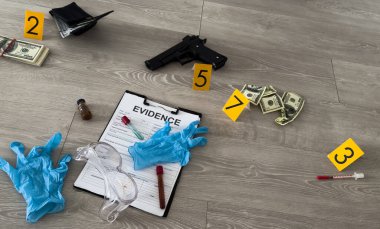 Suç mahalli, fiziksel kanıt. Silah kelepçeleri, para, karanlık bir geçmişi olan bir dolar. Yüksek kalite fotoğraf