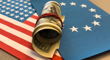 Amerikan parası. Avrupa Birliği bayrağı ve bayrağına 100 dolar. Dünya ekonomik krizi. Döviz bürosu. Beslendim. Yüksek kalite fotoğraf