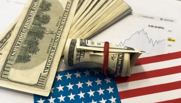Finansal tablonun arka planında Amerikan doları var. Konsept Ekonomi, iş yatırımları, ekonomik kriz, kardaki düşüş, durgunluk. Karışık medya. Yüksek kalite fotoğraf