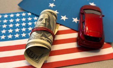 Para ve ABD bayrağı üzerinde araba ve Avrupa Birliği bayrağı, finans satış sigortası konsepti. Yüksek kalite fotoğraf