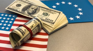 Amerikan parası. Avrupa Birliği bayrağı ve bayrağına 100 dolar. Dünya ekonomik krizi. Döviz bürosu. Beslendim. Yüksek kalite fotoğraf