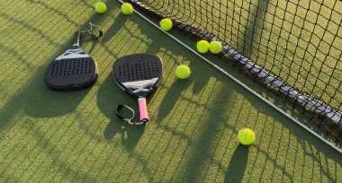 Padel tenis raketi, tenis kortu ve topları. Yüksek kalite fotoğraf
