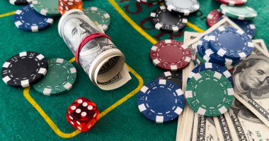 Kumarhane fişleri ve yeşil bir keçeye istiflenmiş zarlar. Yüksek kalite fotoğraf