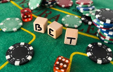Zarların yanında bahisler ve poker fişleri var. Yüksek kalite fotoğraf