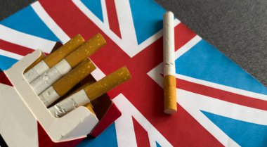 Sigara içilmiyor. Büyük Britanya bayrağı sigara içmenin yol açtığı zararın bir sembolü olarak kırık bir sigarayı tasvir eder. Yüksek kalite fotoğraf