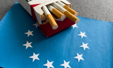 Avrupa 'da sigara satışlarında artış. Sigaralar AB bayrağının arka planında. Yüksek kalite fotoğraf