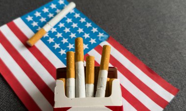 Sigara içilmiyor. Amerikan bayrağı, dolar ve sigara. Yüksek kalite fotoğraf