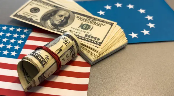 Amerikan parası. Avrupa Birliği bayrağı ve bayrağına 100 dolar. Dünya ekonomik krizi. Döviz bürosu. Beslendim. Yüksek kalite fotoğraf