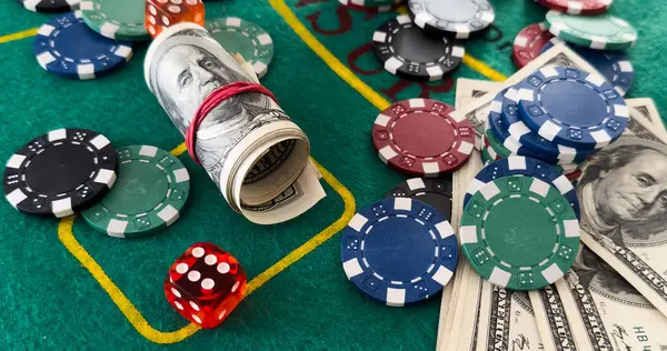 Kumarhane fişleri ve yeşil bir keçeye istiflenmiş zarlar. Yüksek kalite fotoğraf