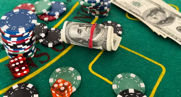 Poker fişleri ve dolar banknotları yeşil kumaşa. Yüksek kalite fotoğraf