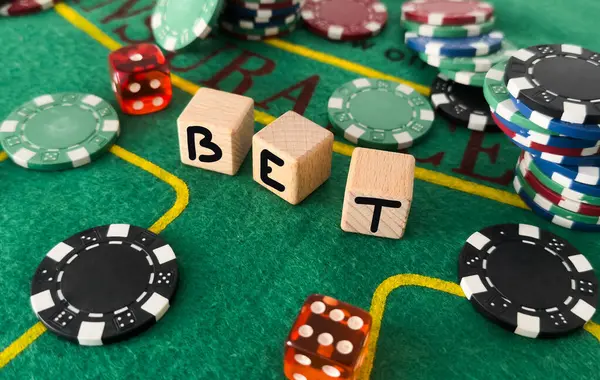 Zarların yanında bahisler ve poker fişleri var. Yüksek kalite fotoğraf