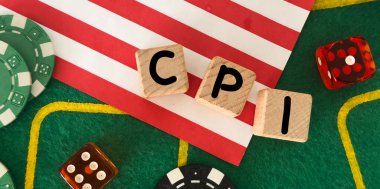 CPI, tüketici fiyat endeksi kavramı. Ahşap blok ve CPI kelimeleri. Mal fiyatları enflasyon ve yükselen enflasyon. Ekonomik büyüme üzerindeki etkisi ilişkiyle ilgili. Yüksek kalite fotoğraf