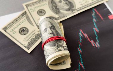 Ekonomik ve finansal kriz konsepti. Borsa grafikleri ve karanlık arka planda Amerikan dolarları. Yüksek kalite fotoğraf