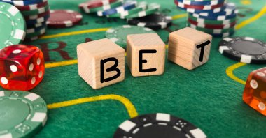 Zarların yanında bahisler ve poker fişleri var. Yüksek kalite fotoğraf