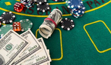 Poker fişleri ve dolar banknotları yeşil kumaşa. Yüksek kalite fotoğraf