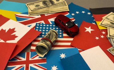 Tahta küplerden, Amerikan ve Çin bayraklarından ve gri masada bozuk paralarla yapılan kelime ticareti savaşları. Yüksek kalite fotoğraf