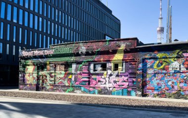 Kiev, Ukrayna - 20 Mart 2025 - Birim Şehri yerleşim alanına grafiti. Yüksek kalite fotoğraf