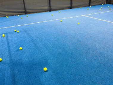  Toplar mavi bir raket tenis kortunun yanında, spor sahalarında. Yüksek kalite fotoğraf