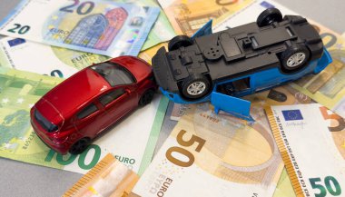 Avro banknotlarının arka planındaki bir arabanın üst görüntüsü. Pahalı alımlar kavramı. Yüksek kalite fotoğraf