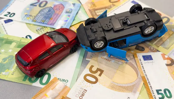 Avro banknotlarının arka planındaki bir arabanın üst görüntüsü. Pahalı alımlar kavramı. Yüksek kalite fotoğraf