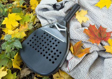 Padel raketi ve sarı sonbahar yaprakları. Yüksek kalite fotoğraf