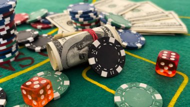 Kumarhane fişleri ve yeşil bir keçeye istiflenmiş zarlar. Yüksek kalite fotoğraf