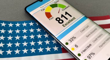 Kredi puanı kavramı. İş adamı müşteri istatistiksel verilerini kredi puanı ikonu ile değerlendirir. Çevrimiçi kredi puanı sıralama kontrolü. Kredi, ipotek ve ödeme kartları. Yüksek kalite fotoğraf
