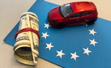 Para ve Avrupa Birliği bayrağı üzerinden araba. Yüksek kalite fotoğraf