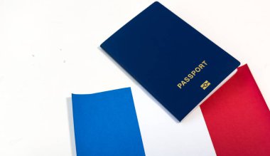 Pasaportu arka planda olan Fransa bayrağı. Uçuş konsepti. Yüksek kalite fotoğraf